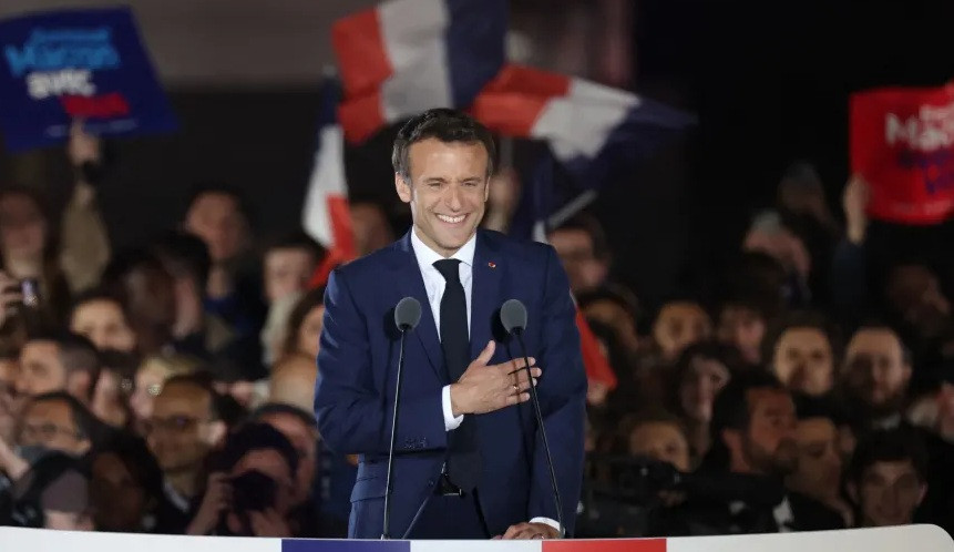 Kết quả kiểm 95% phiếu bầu ngày 24/4 cho thấy Tổng thống Pháp Emmanuel Macron đã tái đắc cử nhiệm kỳ thứ hai với 57% số phiếu. Chiến thắng giúp ông Macron trở thành Tổng thống Pháp đầu tiên đảm nhận nhiệm kỳ thứ hai sau 20 năm. Ảnh: CNBC