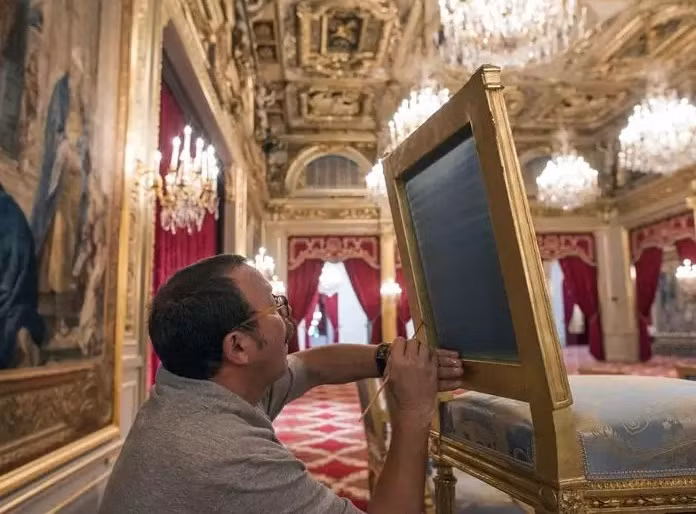 Một đội ngũ hơn 800 người hàng ngày bảo vệ, phục vụ tổng thống và chăm sóc hàng nghìn món đồ nội thất. Ảnh: BI