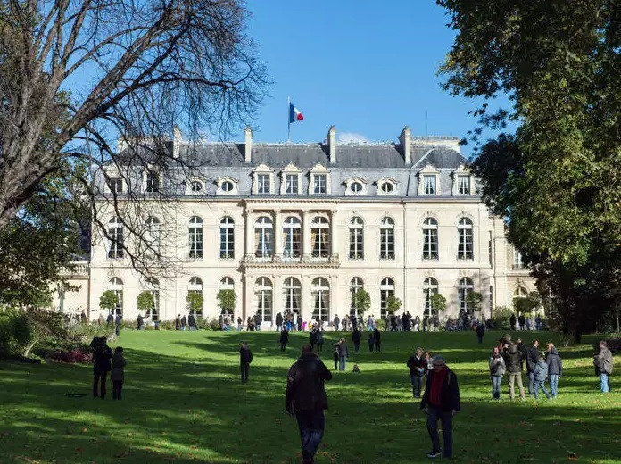 Bao quanh cung điện là rất nhiều cây xanh. Ảnh: BI