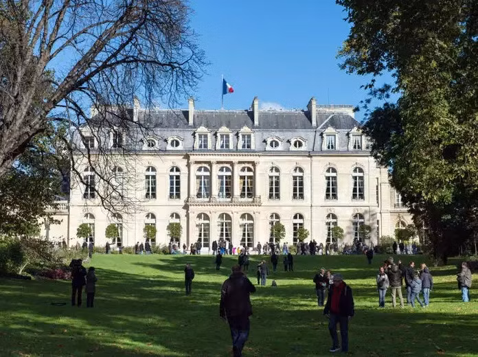 Bao quanh cung điện là rất nhiều cây xanh. Ảnh: BI