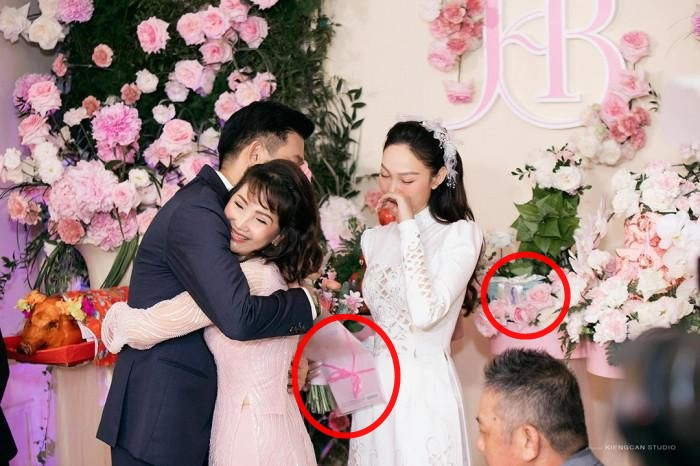 Trong lễ rước dâu vào sáng 13/6, dân mạng soi ra Minh Hằng nhận hồi môn là sấp sổ hồng và tiền. Ảnh: KiengCan team