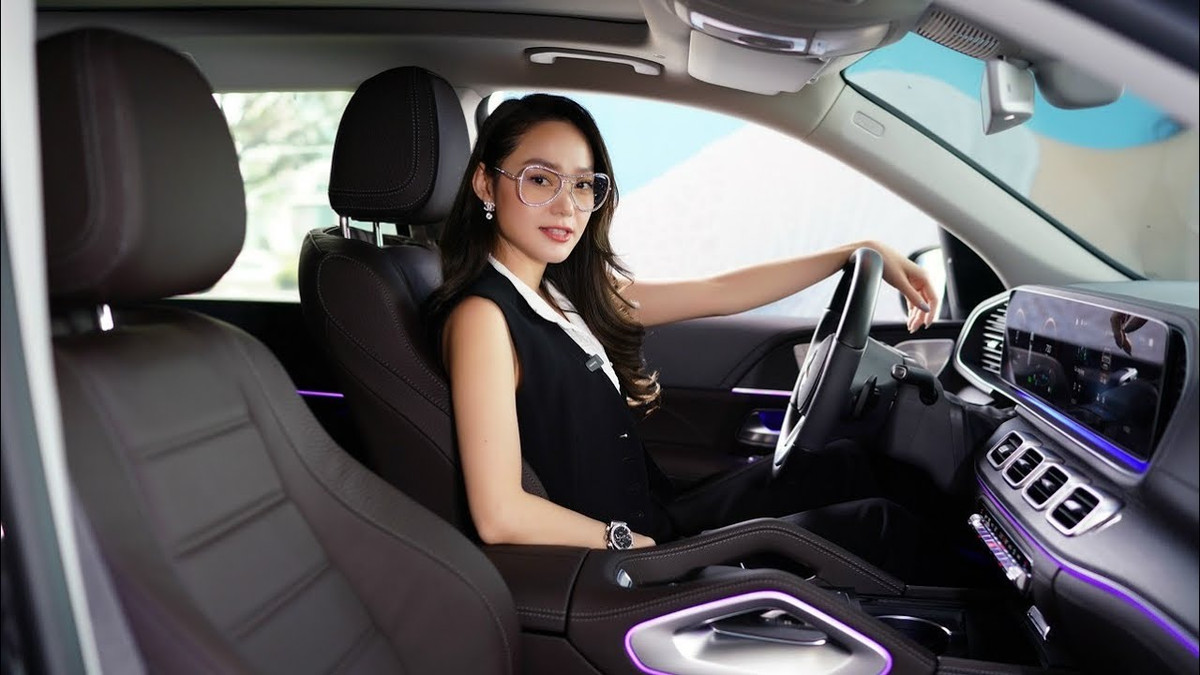 Nữ ca sĩ cũng sở hữu nhiều xế hộp tiền tỷ. Ảnh: Internet