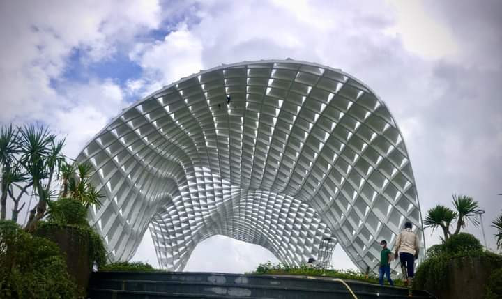 Công trình gồm 1 tầng hầm, tầng 1, tầng 2 (tầng mái) có hệ mái vòm là điểm nhấn kiến trúc chính với hệ kết cấu mái vòm rộng, không gian phía dưới sử dụng cho hoạt động sinh hoạt cộng đồng. Ảnh: Người đưa tin