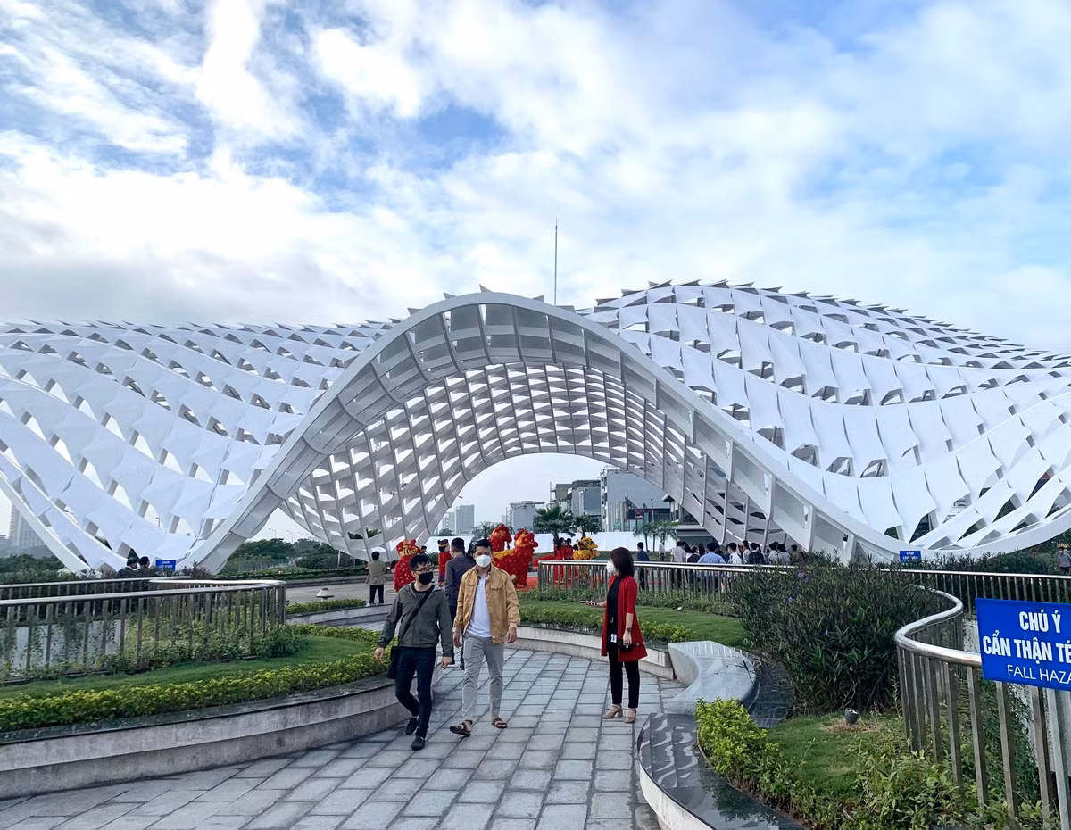 Kiến trúc của mái vòm với kết cấu khung thép và tạo hình cong 3 chiều, uốn lượn với hình dáng của “cánh diều bay cao”, thể hiện sự phát triển toàn diện. Ảnh: VGP