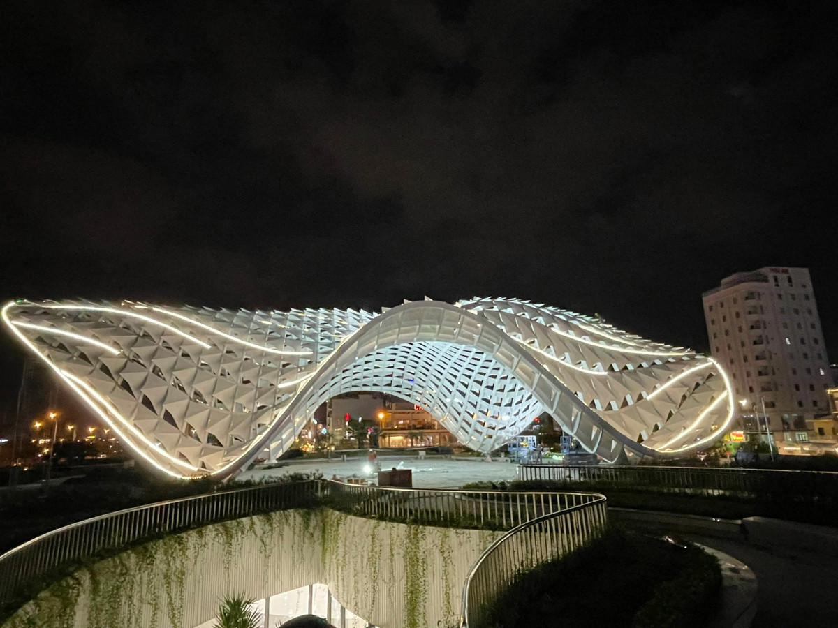 Chiếu sáng trang trí bên ngoài mái vòm là 8 đèn pha đổi màu. Ảnh: Người đưa tin