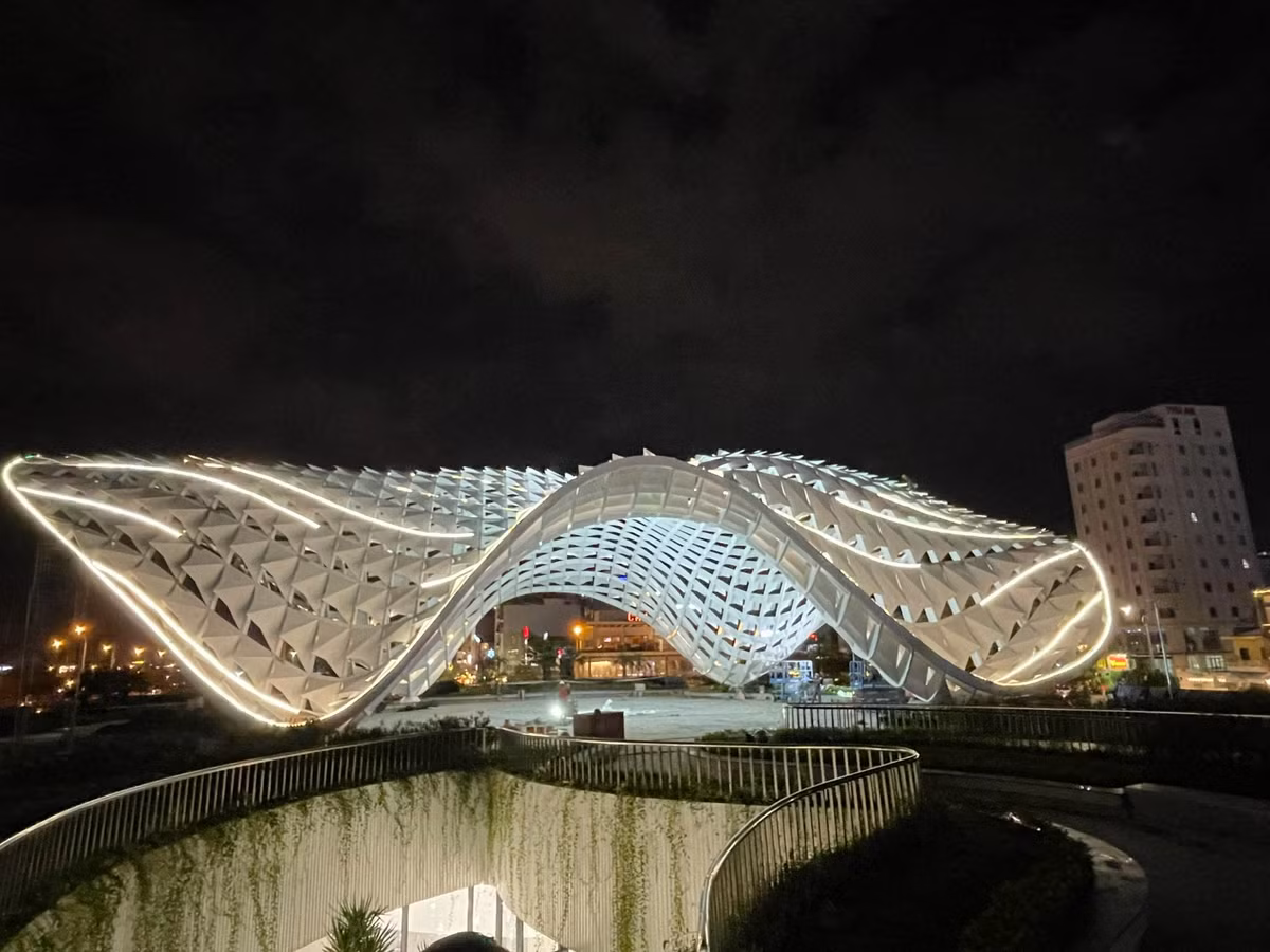 Chiếu sáng trang trí bên ngoài mái vòm là 8 đèn pha đổi màu. Ảnh: Người đưa tin