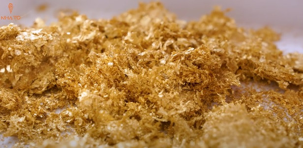 Sau khi hoàn thành cạo xong tất cả các tệp bánh vàng, những vẩy vàng vụn sẽ được đem đi để đổi lấy những lá vàng mỏng.