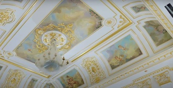 Căn nhà được định hướng theo phong cách cổ điển châu Âu nên nên phần mái vòm bên trên được xây cong vô cùng tinh tế.