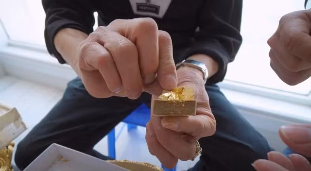 Để dát vàng lên các chi tiết, người thợ tỉ mỉ cạo hết lớp vàng bám ở bên ngoài các tệp vàng.