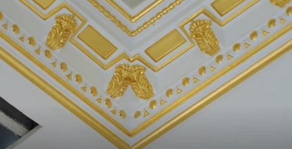 Cách đây không lâu, kênh Youtube NhaTo giới thiệu một căn penthouse dát vàng cực kỳ sang trọng ở Hà Nội.