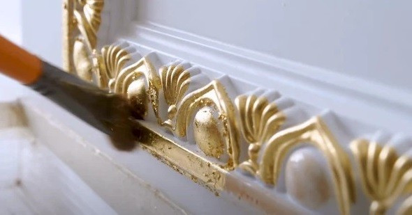 Những lá vàng sẽ được phủ đều lên các phào chỉ hoàn toàn bằng thủ công một cách hết sức tỉ mỉ.