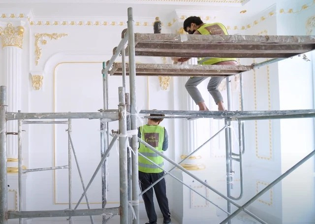 Đặc biệt, các phần phào chỉ đều được được nhập khẩu từ nước ngoài, sau đó dát vàng lên một cách tỉ mỉ.