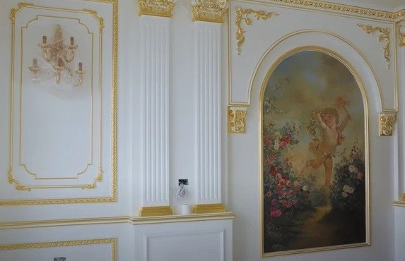 Ngay khi bước vào, ai nấy cũng đều choáng ngợp trước một căn chung cư lộng lẫy không khác gì các tòa lâu đài.