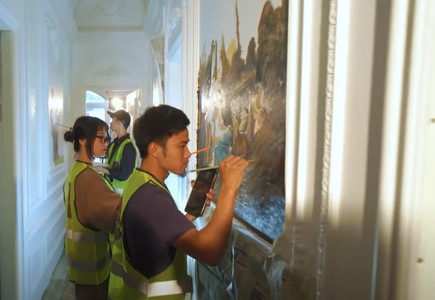 Căn penthouse có diện tích rộng gần 350m2 có phòng khách rộng khoảng 219m2. Đứng trên căn penthouse này, ta có thể phóng rộng tầm mắt nhìn thấy được cả 4 phía của Hà Nội, trong đó có một phía nhìn ra được Hồ Tây.