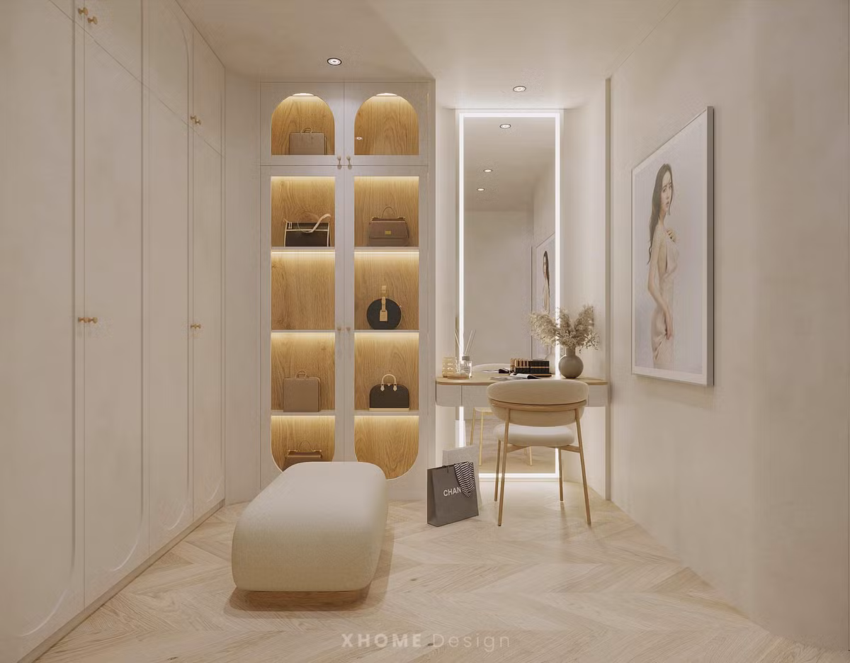 Phòng để đồ gọn gàng với kệ tử màu trắng, bàn trang điểm. Ảnh: FB Phan Minh Huyền