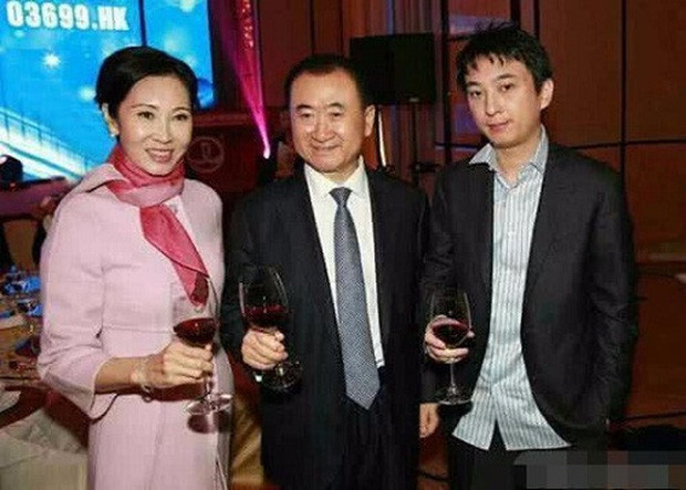 Năm 2015, khi ông Vương Kiện Lâm trở thành tỷ phú giàu nhất Trung Quốc thì Vương Tư Thông cũng góp mặt với tổng tài sản hơn 4 tỷ nhân dân tệ (13,3 nghìn tỷ đồng).