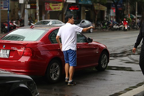 Trong khi đó, Hồ Hoài Anh nhiều lần bị bắt gặp cầm lái chiếc BMW 320i bạc tỷ trong lúc đưa đón vợ đi sự kiện. Ảnh: Techz.