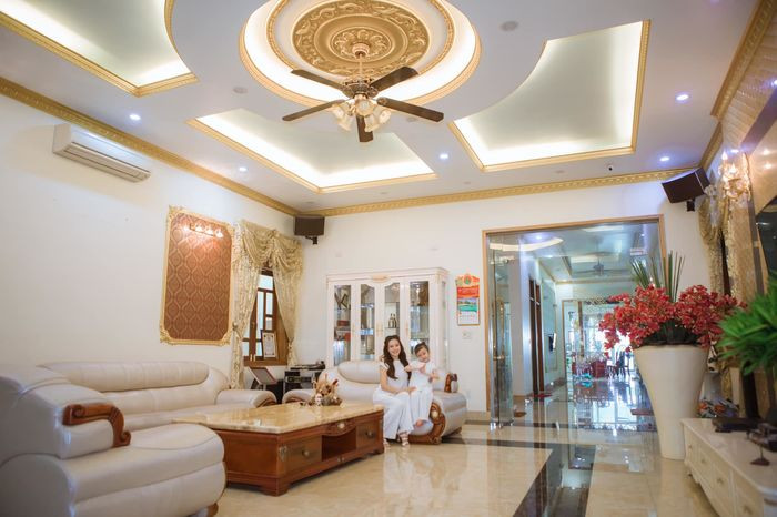 Bên trong biệt thự là nội thất và trang thiết bị xa hoa.