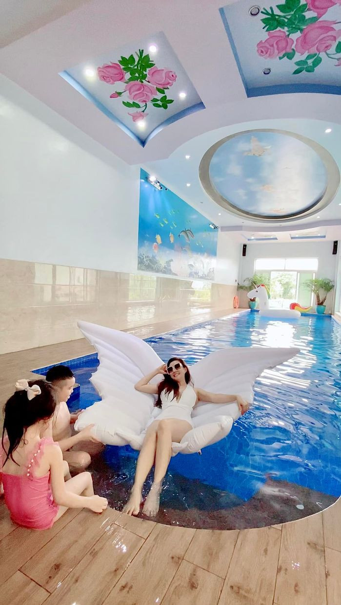 Nữ ca sĩ còn thiết kế hẳn một hồ bơi lớn trong nhà. Nguồn ảnh: FB Vy Oanh