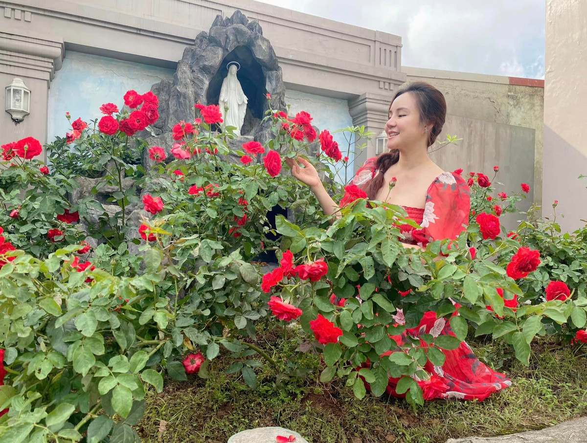 Ngoài các phòng chức năng, biệt thự của Vy Oanh ở Hải Phòng còn có một vườn hồng rực rỡ.