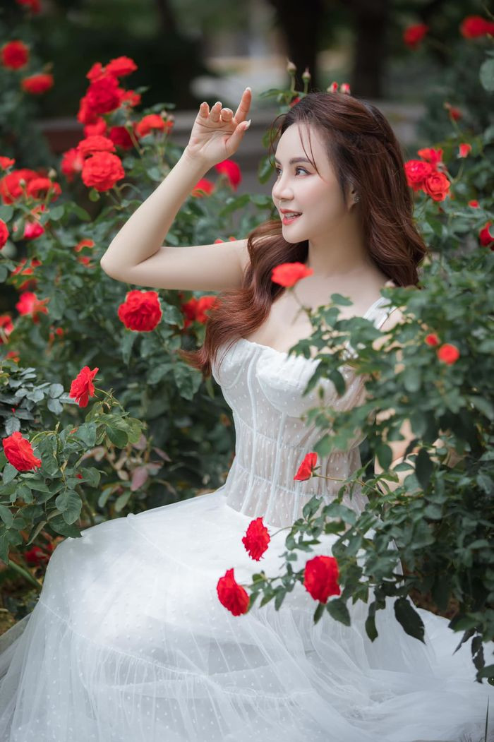 Vườn hồng rực rỡ trở thành địa điểm chụp ảnh lý tưởng của Vy Oanh.