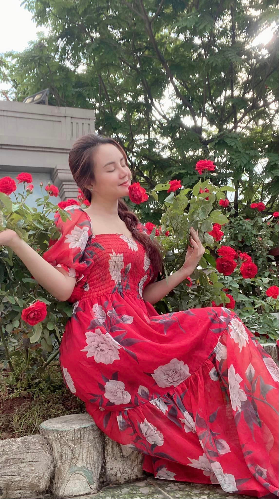 Mới đây, trên trang cá nhân, nữ ca sĩ chia sẻ loạt ảnh vườn hồng khiến ai nấy đều không khỏi trầm trồ.