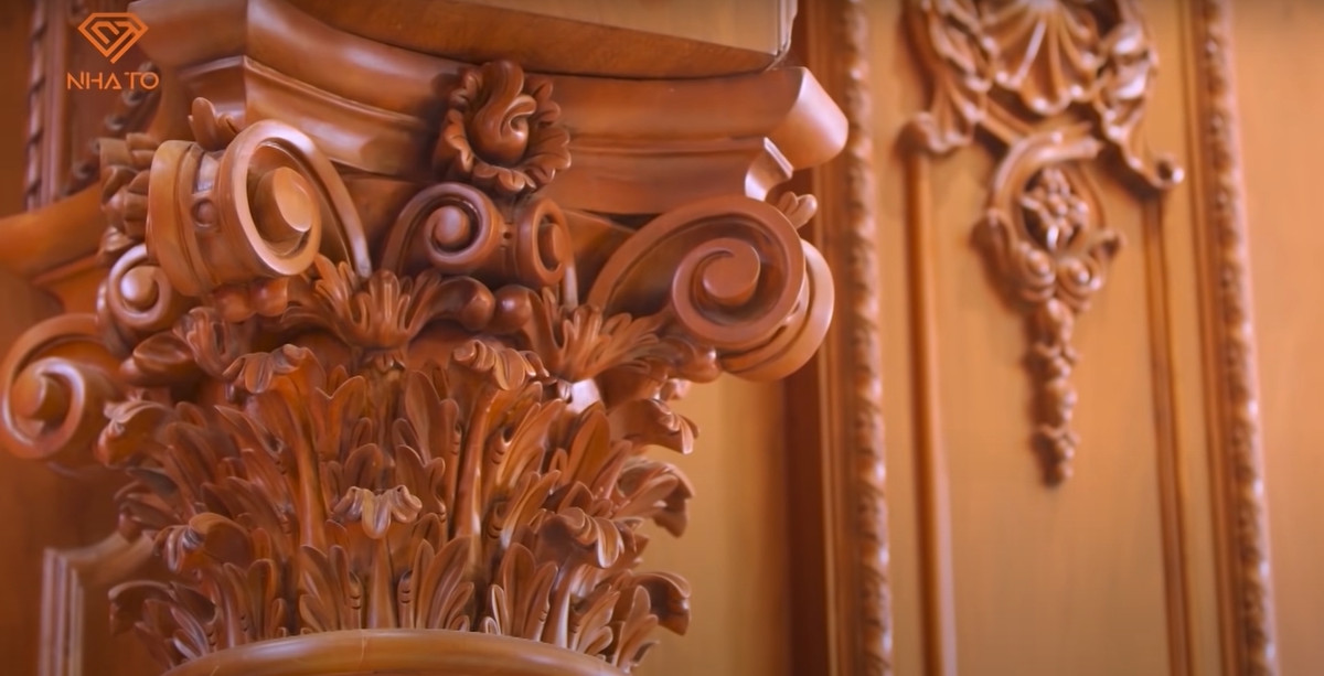 Trong nhà có chiều chi tiết được trạm trổ cầy kỳ, tinh xảo.