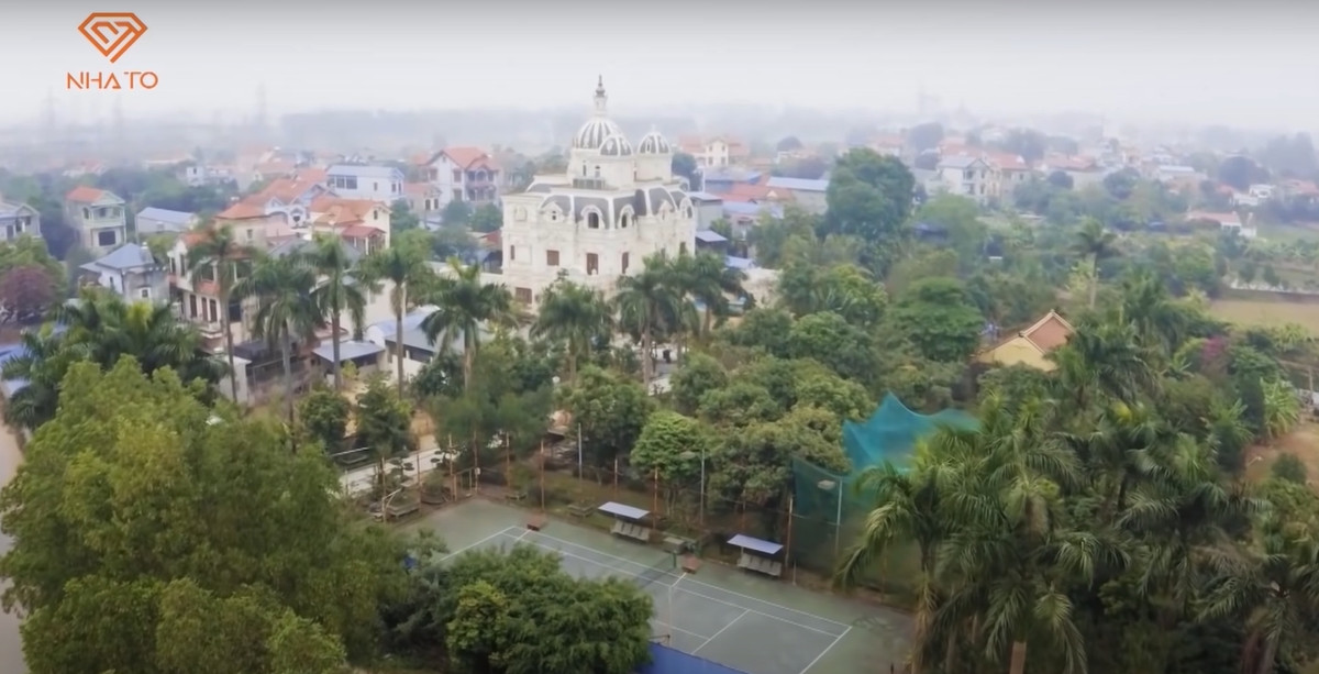 Với diện tích vô cùng rộng rãi, căn biệt thự sở hữu đủ tiện ích từ sân tennis, hồ bơi ngoài trời, vườn rau, ao cá, và thậm chí có cả đất để trồng lúa.