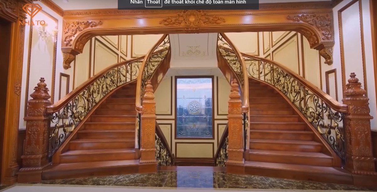 Tầng 1 của căn biệt thự có hệ thống điều hoà và koa âm trần. Đây là thiết kế thường được sử dụng trong các tòa nhà thông minh để gia chủ có thể nghe nhạc, đặt báo thức bằng loa... một cách tiện lợi.