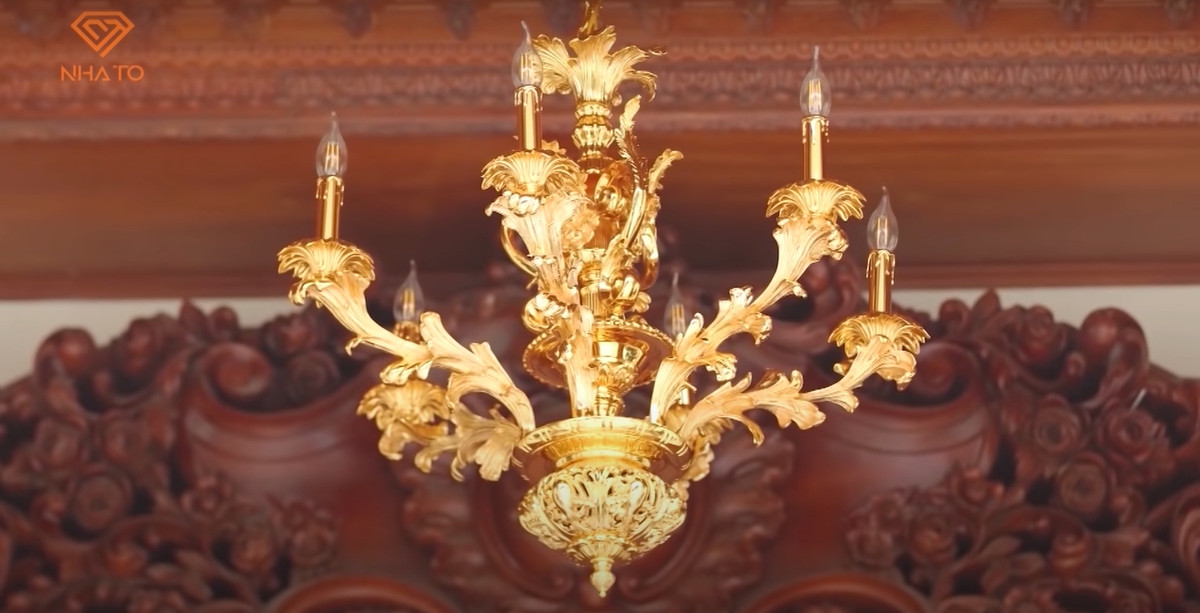 Độ dày, độ nặng của gỗ gõ đỏ châu Phi được thể hiện ngay từ cánh cửa vào nhà.