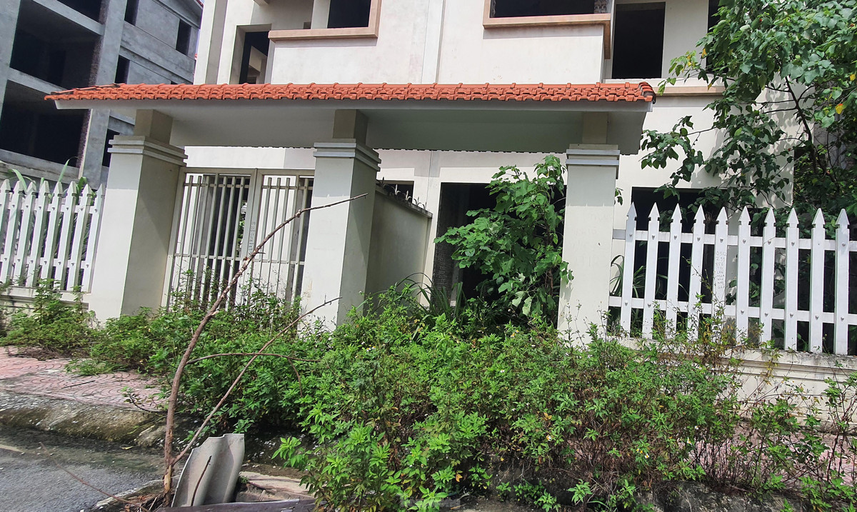 Tại khu nhà ở Nguyễn Ngọc, Lai Xá (Hoài Đức, Hà Nội), các căn biệt thự luôn trong tình trạng ẩm thấp, không bóng người sinh sống. Ảnh: Tiền phong