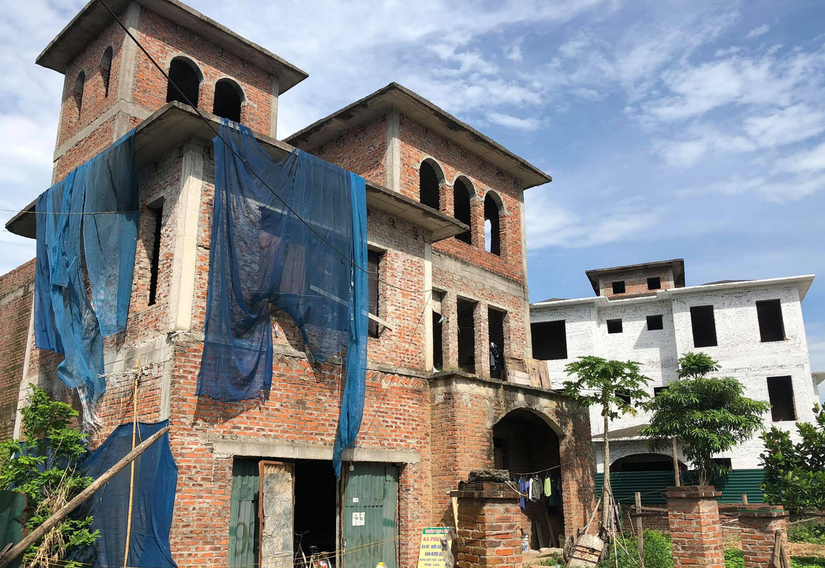 Nhiều căn biệt thự tại Khu đô thị Nam An Khánh (Hoài Đức) xây dựng hơn 10 năm nay song vẫn không một bóng người vào ở. Ảnh: Dân Việt