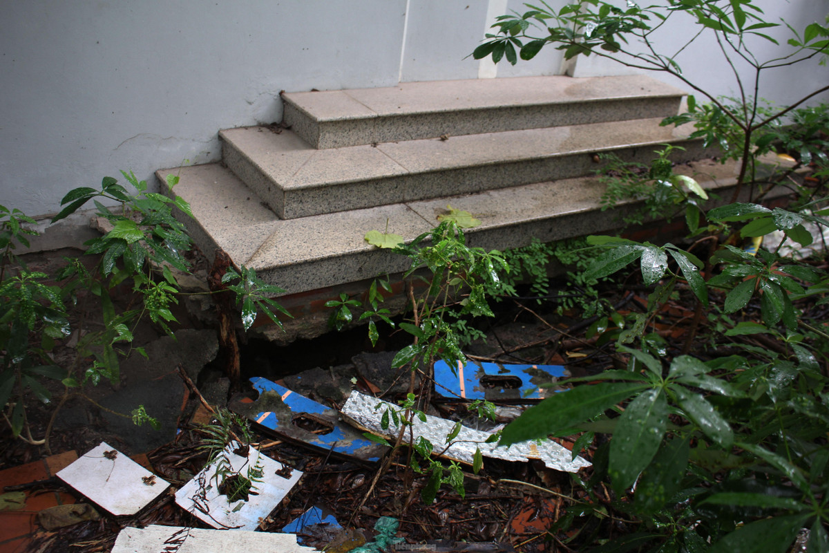 Nhiều hạng mục như tường, bậc tam cấp của biệt thự nứt, sụt lún, gây nguy hiểm cho người ra vào. Ảnh: Tiền phong