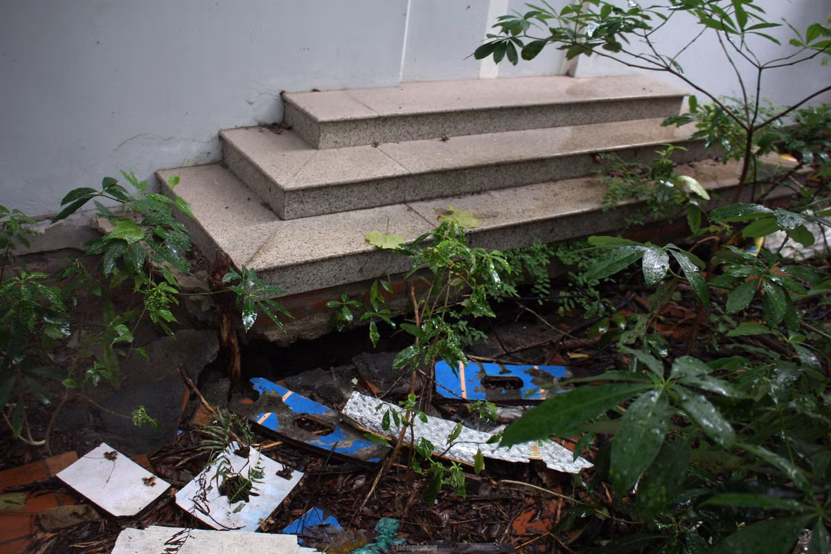 Nhiều hạng mục như tường, bậc tam cấp của biệt thự nứt, sụt lún, gây nguy hiểm cho người ra vào. Ảnh: Tiền phong