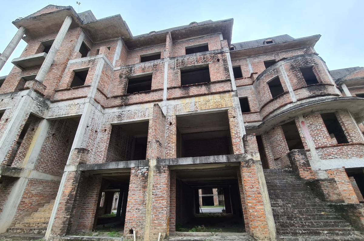 Tương tự, hàng loạt biệt thự mang kiến trúc Pháp tại Khu đô thị Lideco (Hoài Đức) đang trong tình trạng bị bỏ hoang, lãng phí. Ảnh: Dân Việt