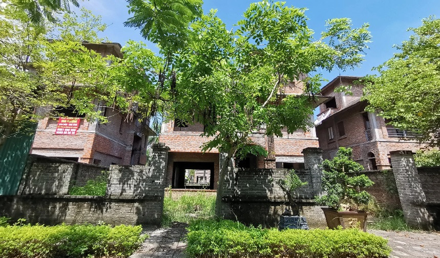 Tại khu đô thị Hoa Phượng ở xã An Khánh (huyện Hoài Đức), hàng trăm căn biệt thự nhà vườn, song lập, được xây dựng từ năm 2008, dự kiến hoàn thiện vào năm 2015. Tuy nhiên, đến nay, số lượng căn hoàn thiện, đưa vào sử dụng rất ít. Ảnh: Dân trí