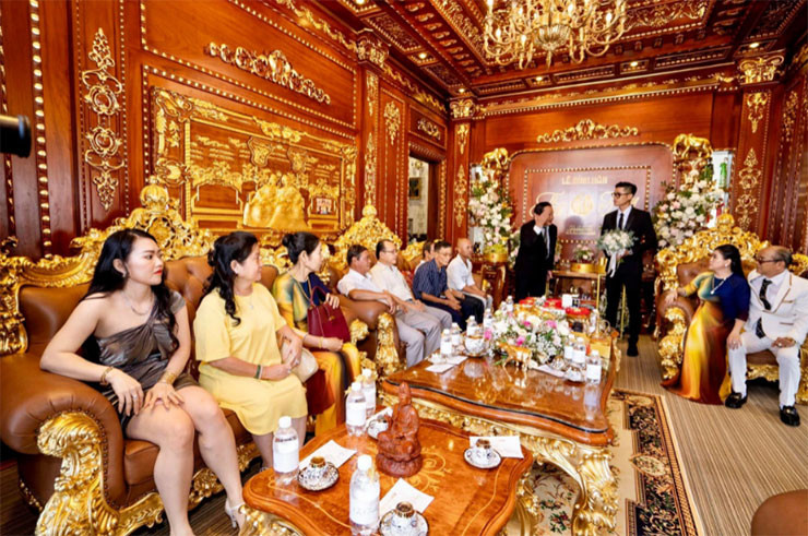 Không chỉ hồi môn khủng, từ những hình ảnh được đăng tải có thể thấy ngôi nhà bề thế dát vàng của gia đình nhà gái. Ảnh: Dân Việt