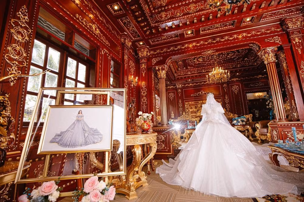 Không gian nhà cô dâu cực kỳ xa hoa khi được trang trí bằng gỗ, vật dụng dát vàng. Ảnh: FB Lê Hoàng Dũng