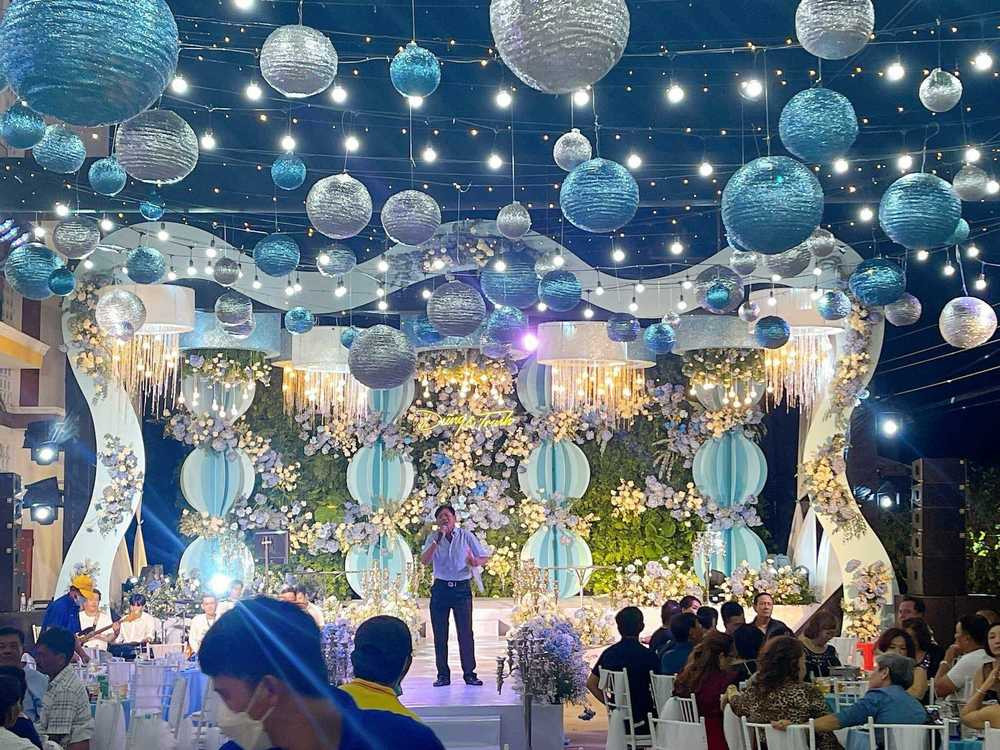 Để trang trí cho buổi tiệc, hàng trăm người đã được huy động để làm việc cho kịp tiến độ. Ảnh: Chụp màn hình video TikTok H.D