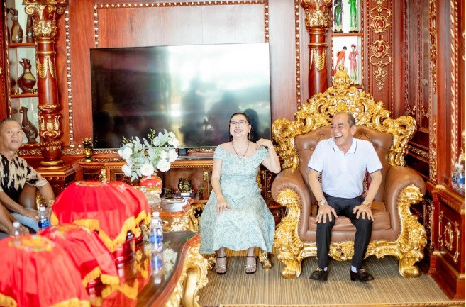 Bộ bàn ghế để tiếp đón quan viên hai họ và nhiều đồ dùng trong căn nhà được mạ vàng sáng loáng. Ảnh: Pháp luật &amp; bạn đọc