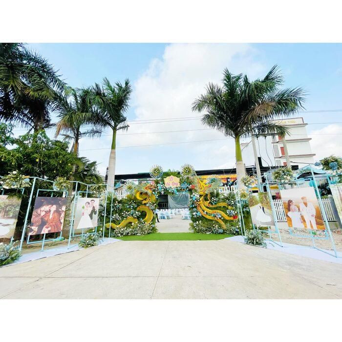 Không chỉ là hoa hồng đỏ, buổi tiệc còn điểm xuyết rất nhiều hoa cẩm tú cầu tông xanh rất đẹp mắt và sang trọng. Ảnh: Sang Lê