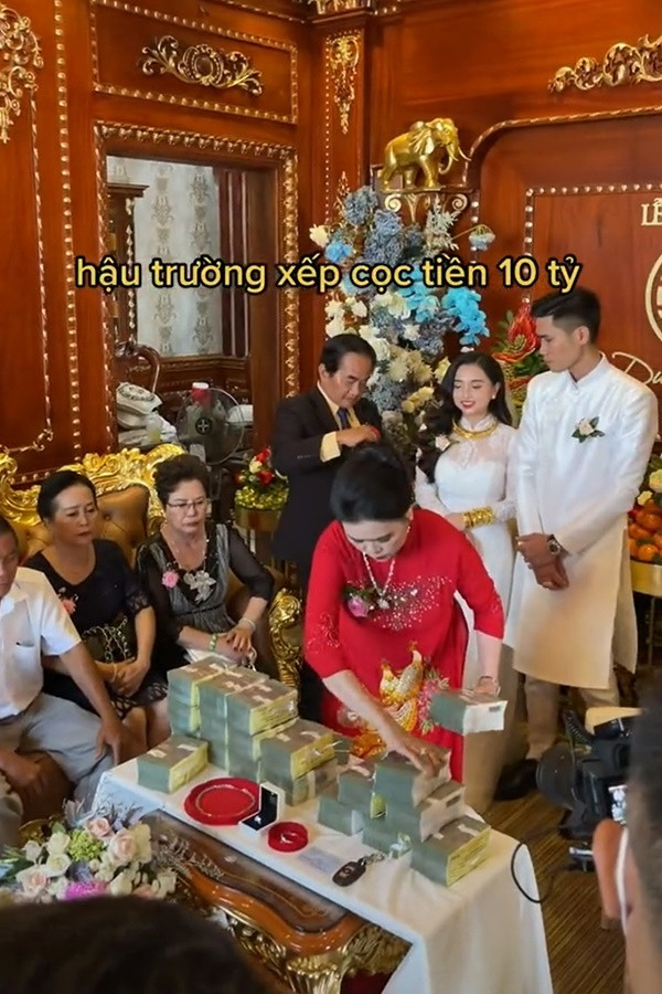 Được biết, cả cô dâu và chú rẻ đều sinh ra trong gia đình bề thế. Bố mẹ của cô dâu là chủ doanh nghiệp kinh doanh thức ăn thủy sản và bất động sản tại Sóc Trăng. Bản thân cô cũng kinh doanh thức ăn thủy sản. Ảnh: chụp màn hình