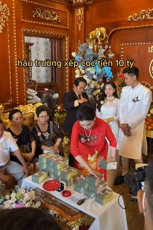 Được biết, cả cô dâu và chú rẻ đều sinh ra trong gia đình bề thế. Bố mẹ của cô dâu là chủ doanh nghiệp kinh doanh thức ăn thủy sản và bất động sản tại Sóc Trăng. Bản thân cô cũng kinh doanh thức ăn thủy sản. Ảnh: chụp màn hình