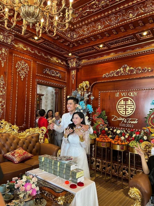 Mới đây, thông tin về đám cưới khủng ở Sóc Trăng trở thành đề tài bàn tán xôn xao trên cộng động mạng. Trong ngày cưới, cô dâu được nhận 10 tỷ tiền mặt, 20 cây vàng và xe BMW 3 tỷ. Ảnh: FB Lê Hoàng Dũng