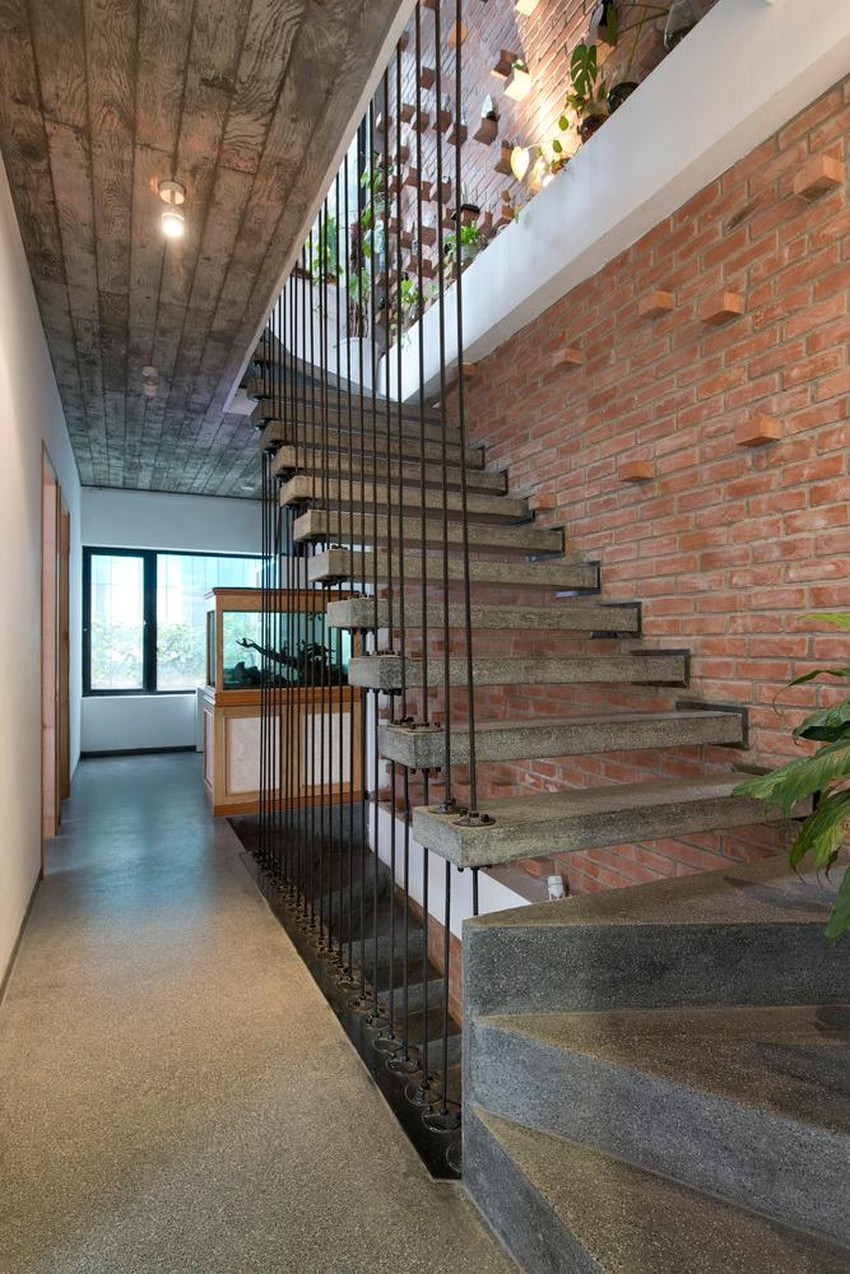 Cầu thang sử dụng những viên gạch thô, chen lẫn vào các không gian để tạo điểm nhấn.