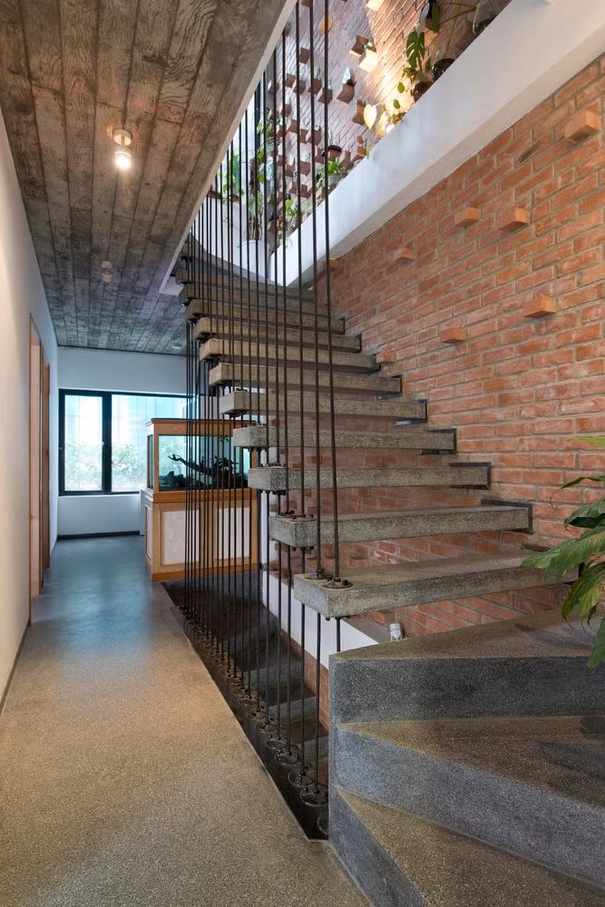 Cầu thang sử dụng những viên gạch thô, chen lẫn vào các không gian để tạo điểm nhấn.