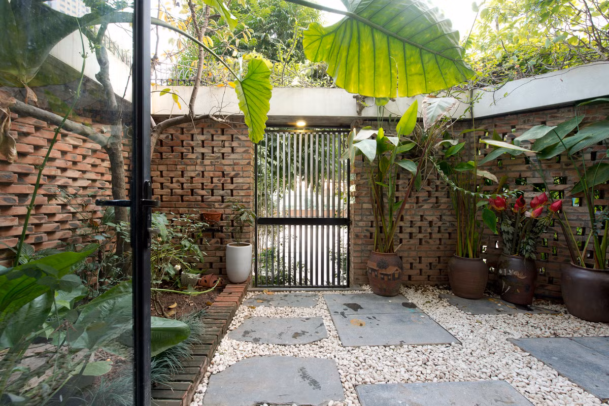 Khuôn viên xung quanh nhà cũng được phủ kín cây xanh.