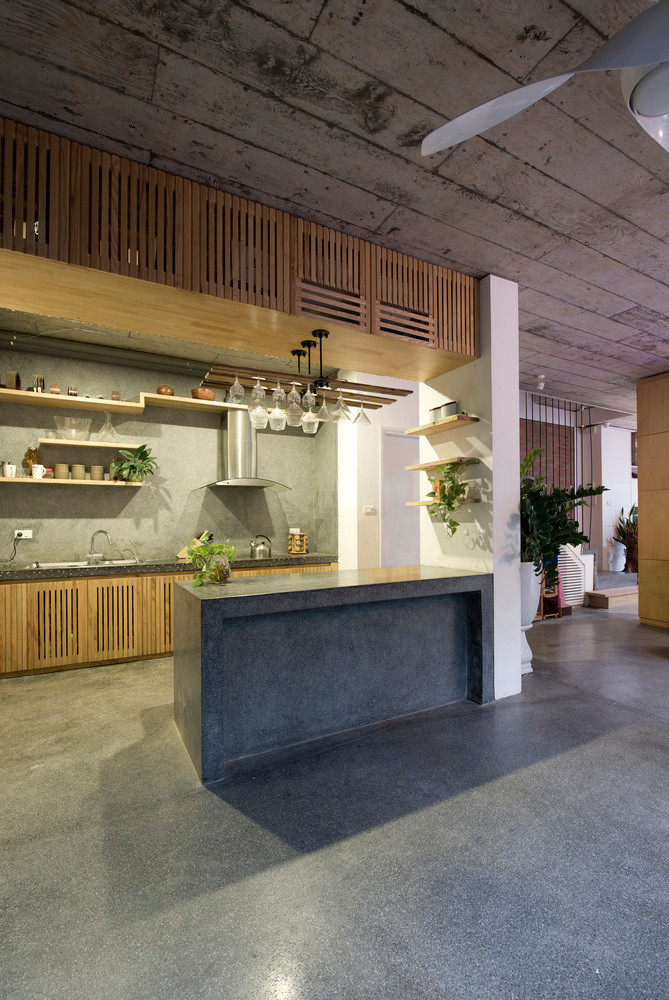 Công trình gồm 4 tầng trong đó tầng một là không gian dành cho phòng khách, nhà bếp.