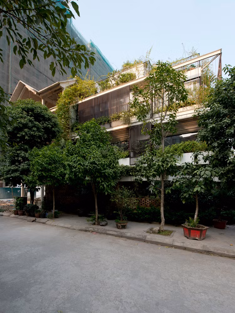 Tuy nhiên, mặt tiền của căn nhà chịu ảnh hưởng trực tiếp của nắng hướng Tây.