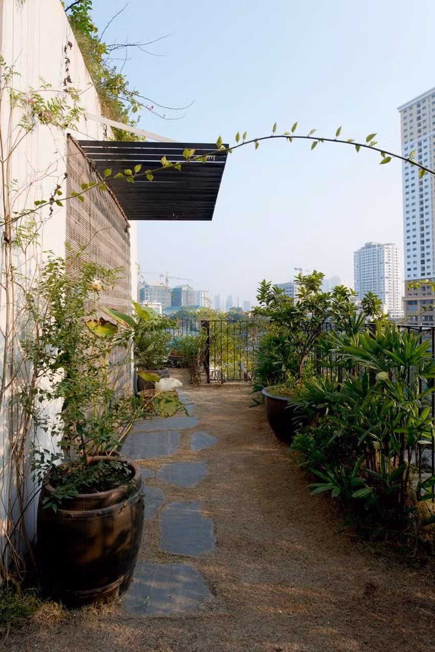 Tầng trên cùng là cả một khu vườn đầy cây xanh và một phòng thờ.